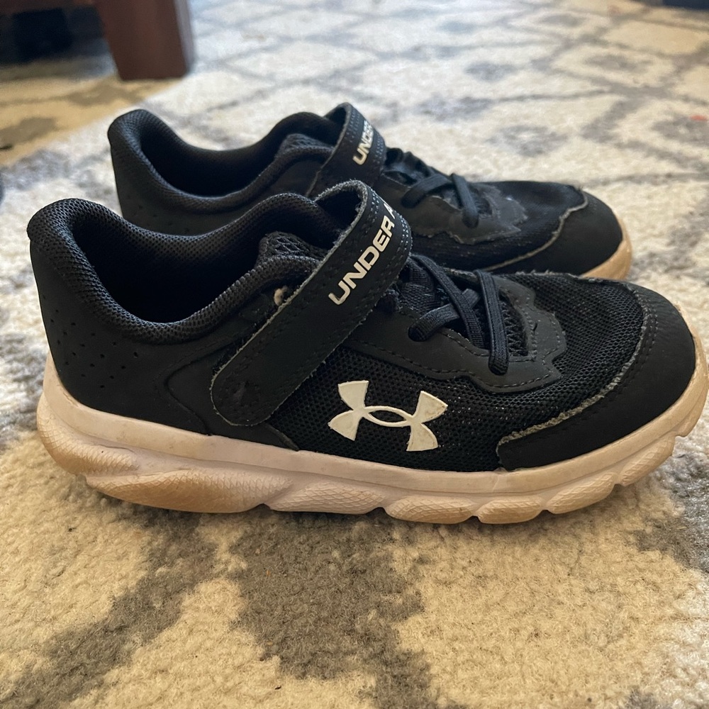 ◼️Boys black Under Armour shoes.⚫️